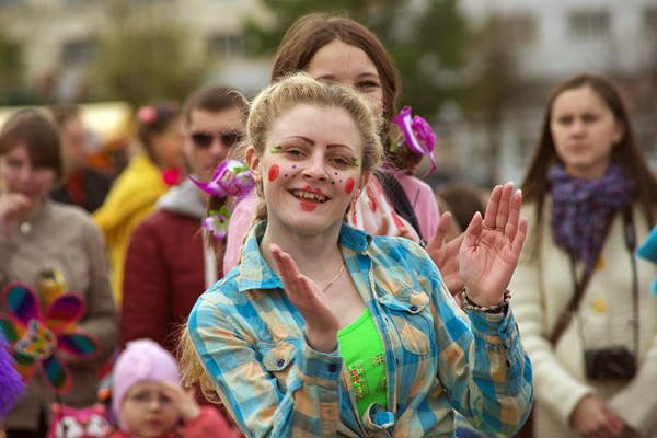 В Витебске на площади Победы прошел детский праздник «День Красного носа». Фото Сергея Серебро