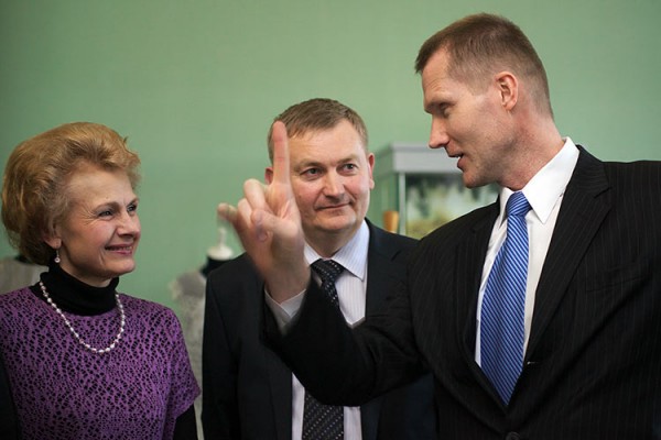 Майт Мартинсон разговаривает с Ларисой Аленской и Петром Подгурским на откртытии выставки «To be Estonian. Эстонские ассоциации» в Витебске. Фото Сергея Серебро