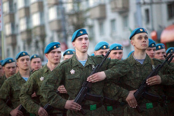 Репетиция праздничного шествия в Витебске ко Дню Победы. Фото Сергея Серебро