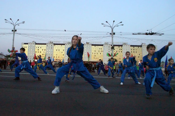 Репетиция праздничного шествия в Витебске ко Дню Победы. Фото Сергея Серебро