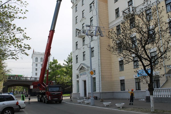 В Витебске на крыше гостиницы «Двина» установили светящийся логотип телезавода «Витязь». Фото Юрия Шепелева