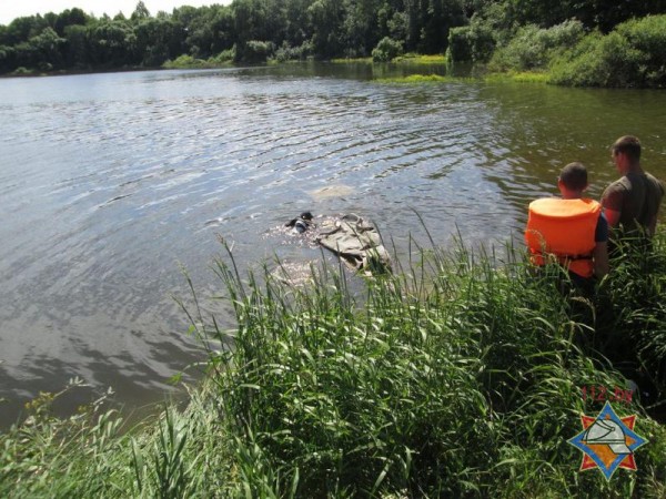 В Тулово легковушка скатилась по склону и утонула в озере