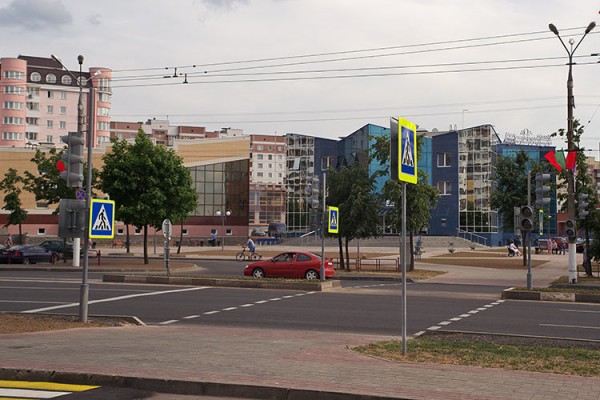 Регулиремый пешеходный переход к новому зданию областной дирекции «Белгазпромбанка». Фото Сергея Серебро