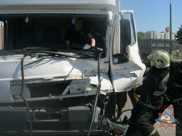 В Полоцке столкнулись два грузовика, одного из водителей деблокировали спасатели. Фото МЧС