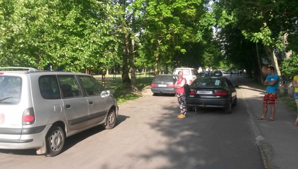 3 июня в Витебске у дома №32 на улице Чкалова в 16:47  27-летняя местная жительница на «Renault Laguna» совершила наезд на 13-летнего мальчика. Фото Отделения агитации и пропаганды ГАИ УВД Витебского облисполкома