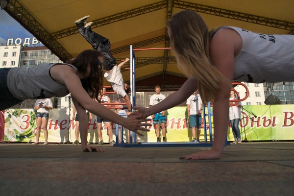 Показательные выступления представителей движения «Street Workout Витебск».. Областной отборочный тур конкурса «Огонь танца — 2015» в Витебске. Фото Сергея Серебро