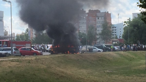 В Витебске сгорела маршрутка. Фото Артур Шмырёв / vk.com/vitebsk_news