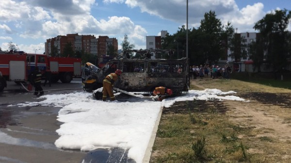 В Витебске сгорела маршрутка. Фото Артур Шмырёв / vk.com/vitebsk_news