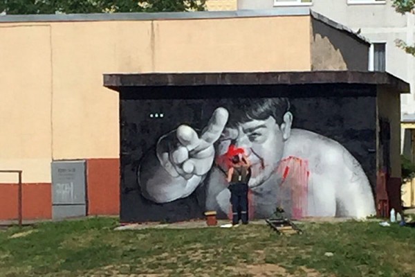 В Витебске начали восстанавливать вандализированное граффити с Евгением Леоновым. Фото Артура Шмырева / vk.com/vitebsk_news