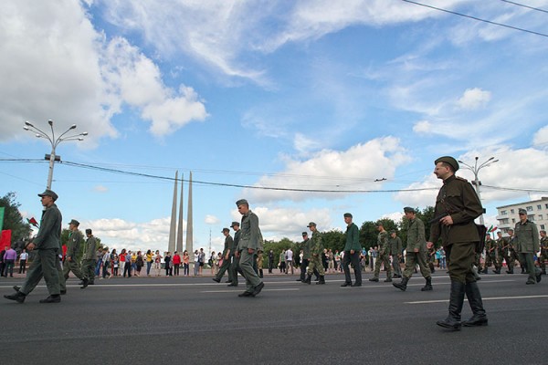 Колонна немецких военнопленных. Тетрализованное шествие в Витебске во время празднования дня города. Фото Сергея Серебро