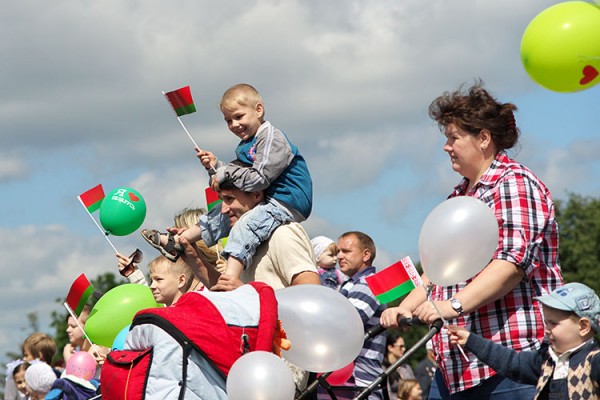 Родители с детьми. Тетрализованное шествие в Витебске во время празднования дня города. Фото Сергея Серебро