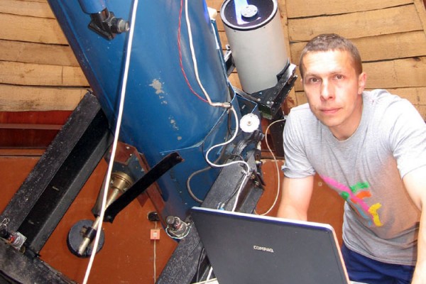Виталий Невский у телескопа. Фото S. Korotkiy / wikipedia.org