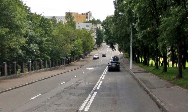 Тротуары на улице Доватора в Витебске замостят плиткой и оборудуют велодорожками. Фото Яндес.Панорамы
