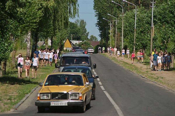 Процессия из пешеход и автомобилей направляеся к парку в Мазурино. Фестиваль красок Холи в Витебске. Фото Сергея Серебро
