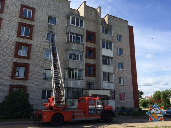 В Полоцке спасатели сняли четырехлетнего мальчика с подоконника пятого этажа. Фото МЧС