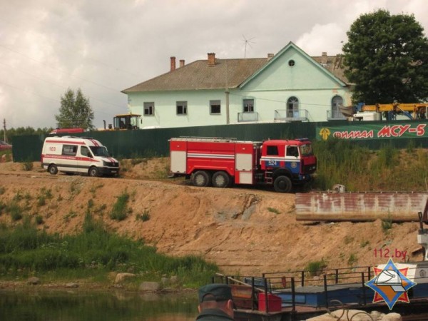 В Рубе буровая установка упала в Двину. Фото МЧС