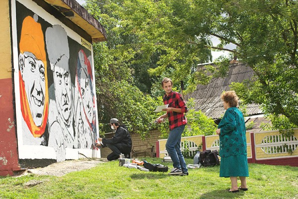 В Витебске на месте закрашенного граффити с Доцентом нарисуют Балбеса, Бывалого  и Труса. Фото Сергея Серебро