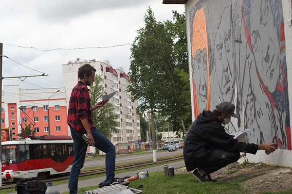 В Витебске на месте закрашенного граффити с Доцентом нарисуют Балбеса, Бывалого  и Труса. Фото Сергея Серебро