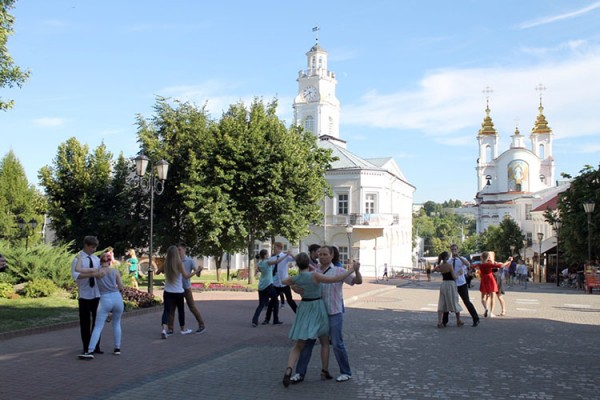 У ратуши в Витебске бесплатно учили танцевать свадебный вальс. Фото Юрия Шепелева