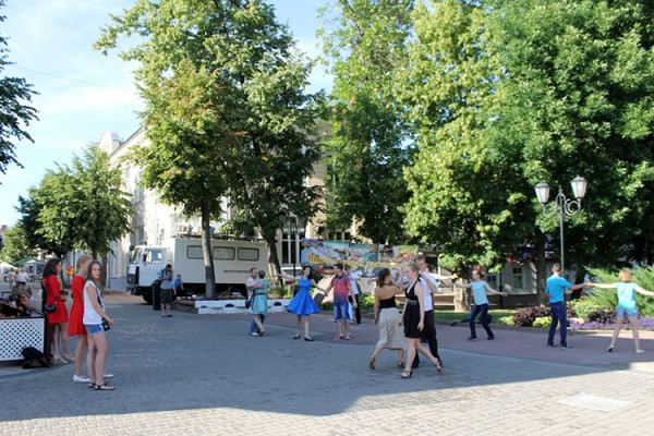 У ратуши в Витебске бесплатно учили танцевать свадебный вальс. Фото Юрия Шепелева