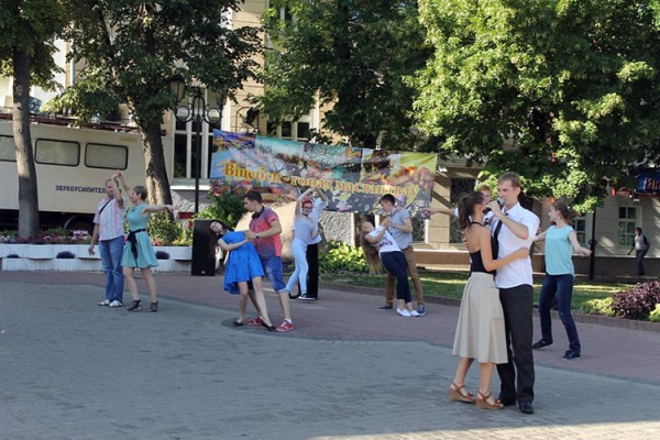 У ратуши в Витебске бесплатно учили танцевать свадебный вальс. Фото Юрия Шепелева
