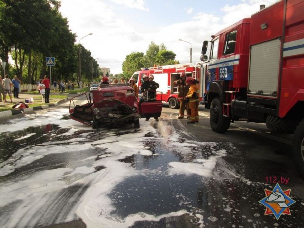 В Витебске столкнулись «Жигули» и «Mazda», двоих человек освобождали спасатели. Фото МЧС