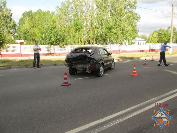 В Витебске столкнулись «Жигули» и «Mazda», двоих человек освобождали спасатели. Фото МЧС