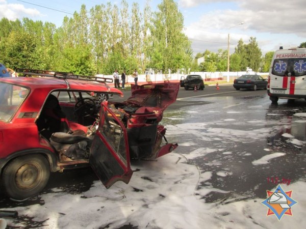 В Витебске столкнулись «Жигули» и «Mazda», двоих человек освобождали спасатели. Фото МЧС