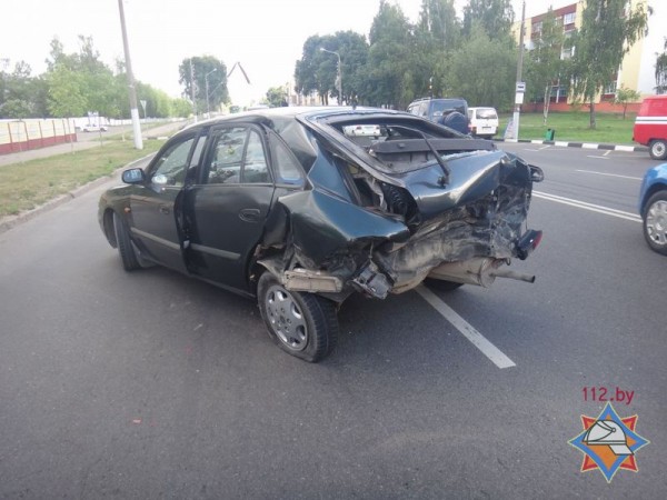 В Витебске столкнулись «Жигули» и «Mazda», двоих человек освобождали спасатели. Фото МЧС