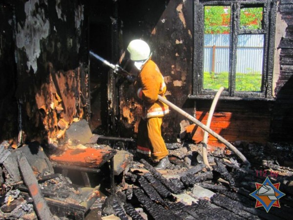 На пожаре в Шумилинском районе соседом спасена трехлетняя девочка. Фото МЧС