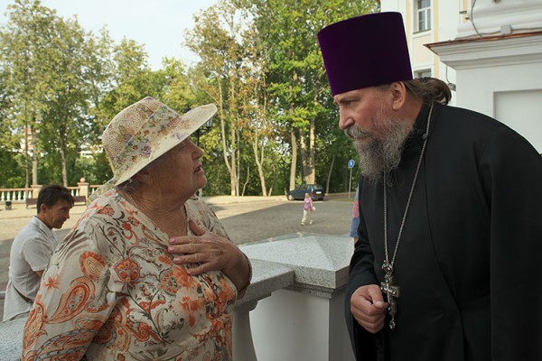 Жыхарка вуліцы Чэхава Клара Сенкевіч размаўляе з протаіерэем Міхаілаім Мартыновічам. Фота Сержука Серабро