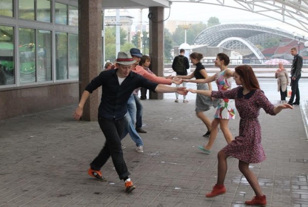 В Витебске под дождём танцевали «Рок-н-ролл». Фото Юрия Шепелева