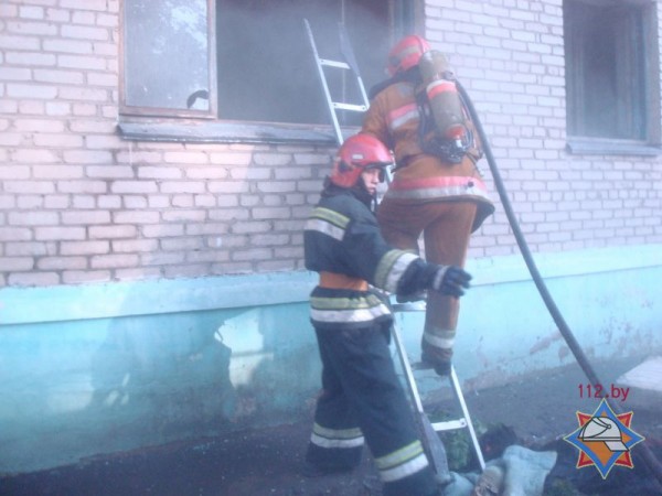 В Новополоцке на пожаре прохожие спасли мужчину. Фото МЧС