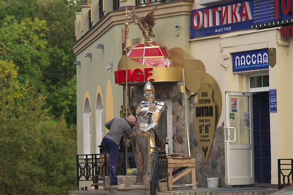 В центре Витебская появилась стилизованная скульптура рыцаря. Фото Сергея Серебро