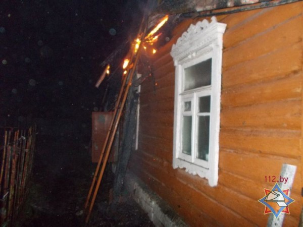 В Полоцке кот разбудил семью с ребенком, когда у них загорелся дом. Фото МЧС