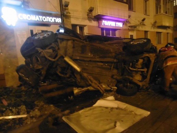  В Витебске «Peugeot 407» снес столб и протаранил стену многоэтажного дома, пострадало три человека. Фото УВД Витебского облисполкома