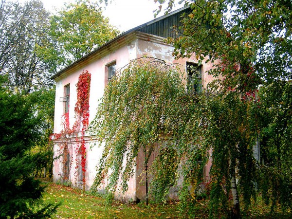 Будынак ў Віцебскім батанічным садзе, які, верагодней за ўсе, з'яўляецца капліцай Сцяпана Восіпавіча Дуніна-Слепсця 1859 года з надбудаваным другім паверхам. Фота Юрыя Шпелева, 2009 год