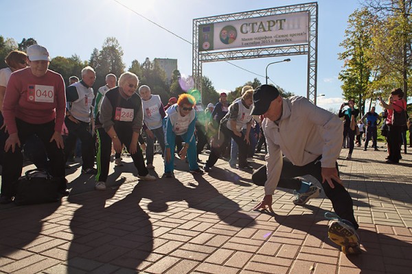 Разминка перед забегом во время мини-марафона для пожилых людей «Самое время» в Витебске. Фото Сергея Серебро