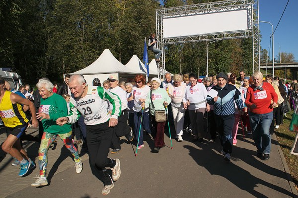 Старт мини-марафона для пожилых людей «Самое время» в Витебске. Фото Сергея Серебро