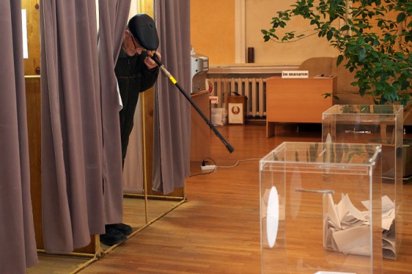 Голосование во время президентских выборов 2015 года на избирательных участках в Витебске. Фото Сергея Серебро