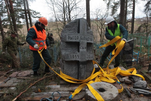 Помнік на магілу Рыгору Барадуліну даставіў верталёт выратавальнікаў. Фота МНС