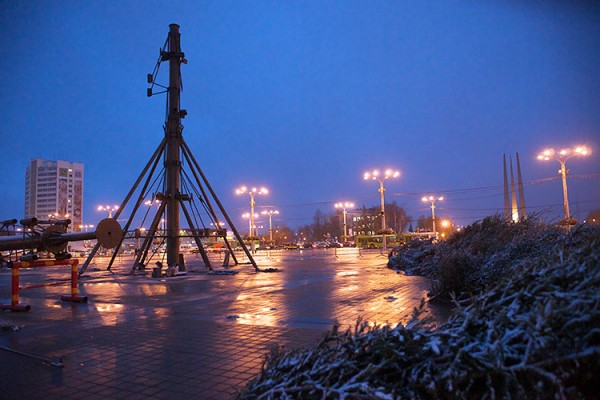 В Витебске устанавливают новогоднюю елку. Фото Сергея Серебро