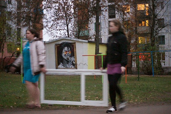 Потрет поп-звезды Майкла Джексона на Московском проспекте в Витебске. Фото Сергея Серебро