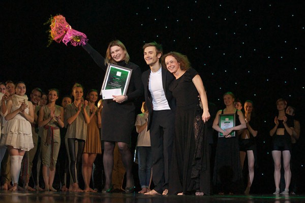 Диана Юрченко  с танцорами. Фото Сергея Серебро