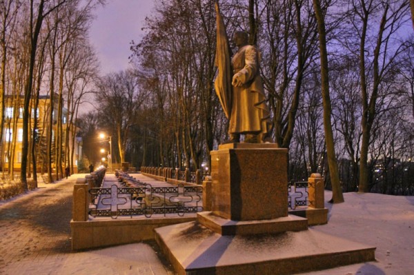 Новые скульптуры солдат на воинском кладбище на Успенской горке в Витебске устанавливают лицом на восток. Фото Юрия Шепелева