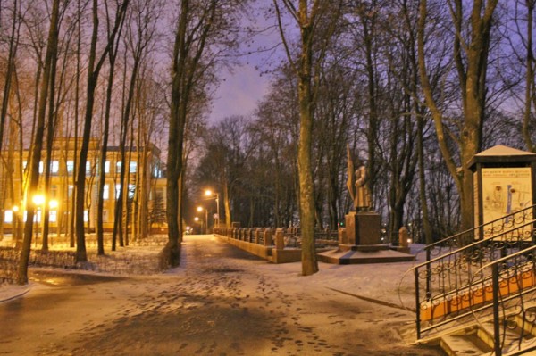 Новые скульптуры солдат на воинском кладбище на Успенской горке в Витебске устанавливают лицом на восток. Фото Юрия Шепелева