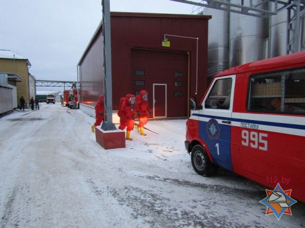 В Поставах готовились устранять утечку аммиака на молокозаводе. Фото МЧС