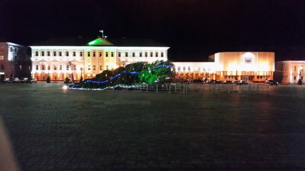 В Полоцке обрушилась главная новогодняя ёлка. Фото vk.com/wall225968490_725