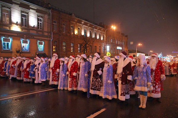 Деды Морозы промаршировали по Витебску под дождем. Фото Сергея Серебро