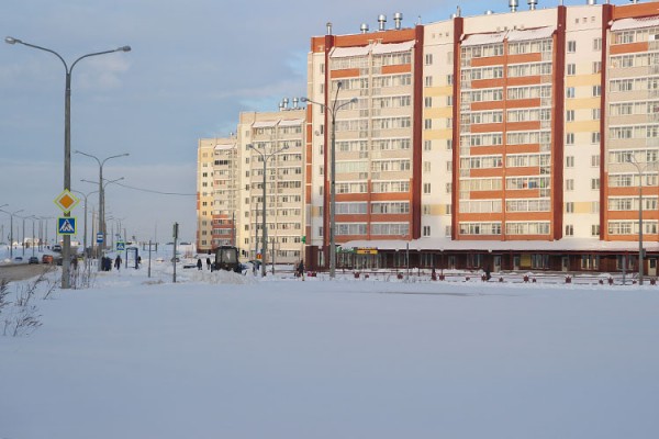 Трактор чистит заснеженную улицу в Билево. Фото Сергея Серебро